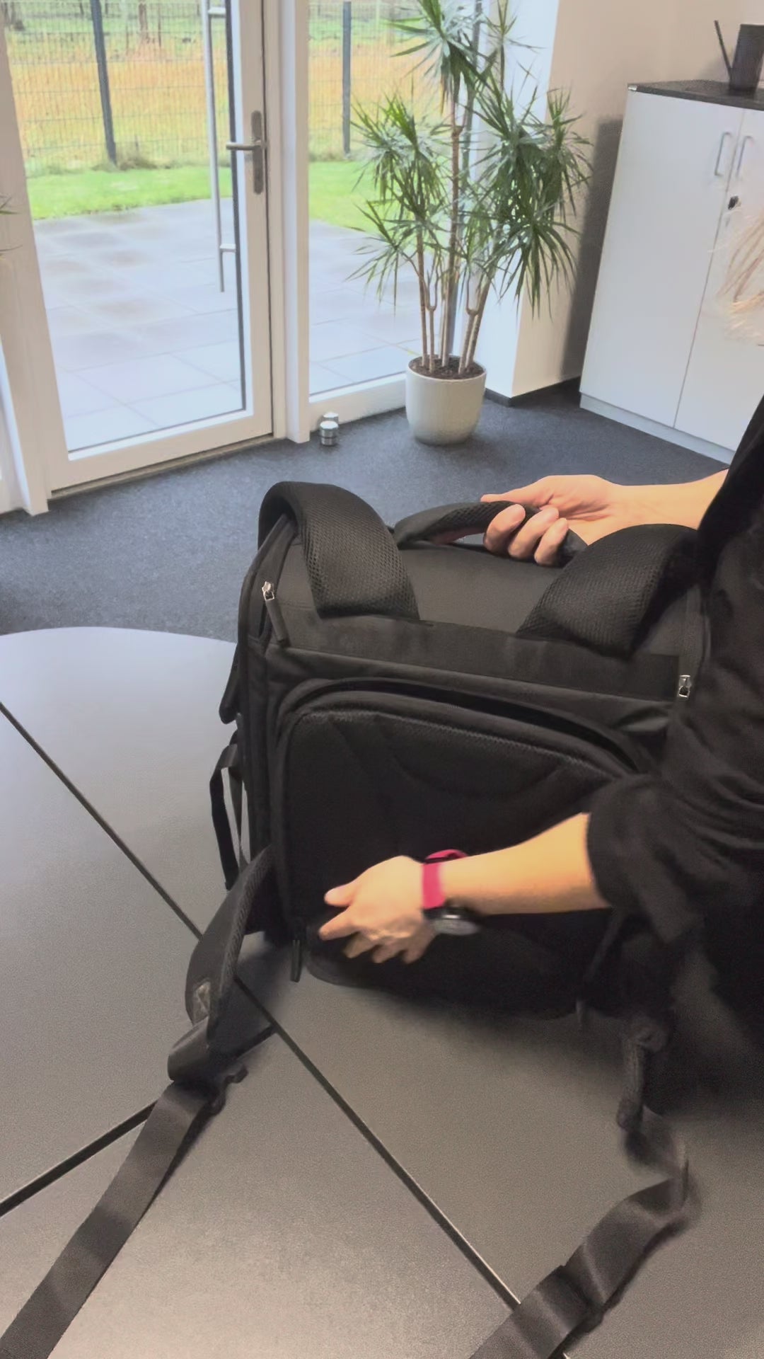 Załaduj film: Videoaufnahme im Büro: Es wird gezeigt, wie die Dog-Travel-Lounge des Nico-Pico Hunderucksacks ganz einfach wieder zusammengeklappt wird.